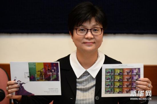 6月11日，澳门特区邮政局局长刘惠明展示新邮品。新华网图片 张金加 摄