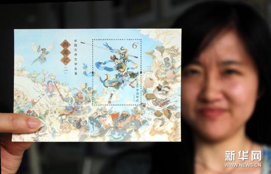 5月3日，一名集邮爱好者在江苏苏州邮政局展示刚购买的《中国古典文学名著——〈西游记〉（一）》特种邮票小型张“大闹天宫”。