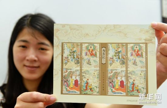 5月3日，浙江省邮票公司的工作人员在展示《中国古典文学名著——〈西游记〉（一）》特种邮票。