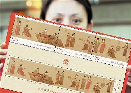 图为工作人员展示邮票图稿。图片来源于网络 新浪收藏配图