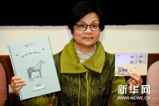 1月26日，澳门特区邮政局局长刘惠明展示“羊年”邮资标签邮品。新华网图片 张金加 摄