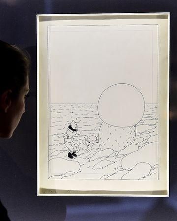比利时漫画家埃尔热（Hergé）创作的人气漫画《丁丁历险记》的一封面设计原稿以250万欧元（约合人民币1776万元）的高价售出。（图片</p>

<p>　　据漫画经销商2日透露，被售出的漫画原稿，是1942年出版的作品《神秘的流星》的封面素描手稿，颜色已经发黄。主人公丁丁和他的爱犬白雪站在布满岩石的海边，惊讶的盯着一个巨大的蘑菇状的陨石。</p>

<p>　　埃尔热于1930年开始创作《丁丁历险记》系列故事，《神秘的流星》是其第10部。</p>

<p>　　漫画经销商大卫告诉记者，《神秘的流星》的封面原稿由一位私人收藏家出售，被一位欧洲的投资者买走。但他拒绝透露买方更多的信息，只说“买方既不是比利时人，也不是法国人”，并表示此次交易显示了漫画艺术市场的强大实力。</p>

<p>　　这幅原版手稿的成交价接近《丁丁历险记》手稿交易价的历史记录。2014年5月，一幅埃尔热创作的双页原版手稿在巴黎卖出了265万欧元的高价，创下历史记录。</p>
<!-- publish_helper_end -->
                 

					<div class=