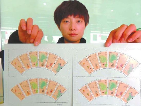 2月3日，江苏连云港市海州区苍梧路集邮网点工作人员展示《二十四节气(一)》特种邮票。