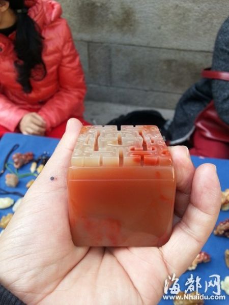 块头不小、颜色也不错的老挝石雕刻印章，叫价只有三千元出头