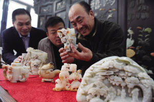 一场民间收藏展在津南区小站镇文化中心举行，吸引了众多收藏爱好者前来鉴宝