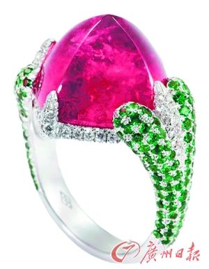 镶沙弗莱石与碧玺的戒指