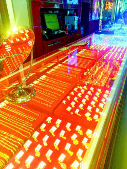 “黄金周”金价栽跟头,饰品销售火爆。