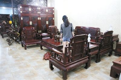 上半年，北京市场上的红木品牌独立店和高端红木卖场纷纷涌现。新京报记者 王远征 摄