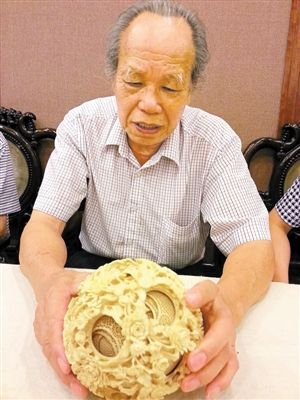 83岁的“国宝级”牙雕大师李定宁讲述象牙球的前世今生。