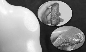 点皮高手的“杰作”（左）；真（右下）、假（右上）戈壁料 孔伟 摄