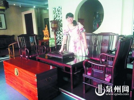 红木家具行情如过山车。图为一负责人正在介绍红木家具价格及销路情况