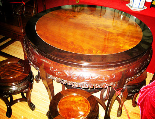  北京东方神木文化交流中心珍藏的金丝楠园桌