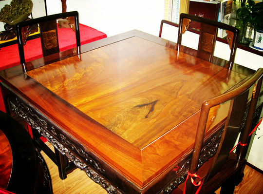 北京东方神木文化交流中心珍藏的金丝楠方桌