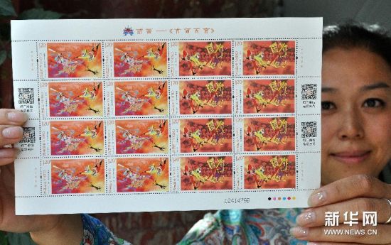 5月30日，河北省邮政公司邯郸市分公司工作人员展示《动画——〈大闹天宫〉》特种邮票。