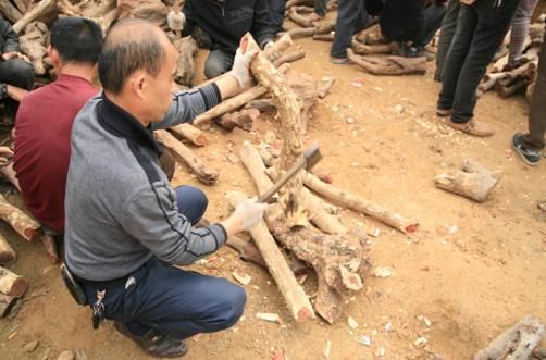 劈砍木材的人