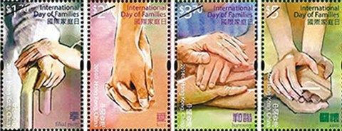 香港邮政供图。</p>

<p>　　以“国际家庭日”为题的特别邮票共有四款，都是以手为主题。邮票通过不同造型，表达四大家庭核心价值，即“孝”、“爱”、“和谐”、“关怀”。当中一元七角的邮票为“孝”，意指百行孝为先，孝道是家庭伦理的核心价值。邮票展示长幼同行，晚辈将手搭在长辈手背，表现出侍奉双亲，尊敬长辈的意思，显示孝心。</p>

<p>　　两元九角的邮票为“爱”，邮票上的图案是亲人两手相牵，表现出家人互相支持、体谅、彼此包容、接纳等关爱之情；三元七角的邮票为“和谐”，邮票展示家人游戏时将手交叠，乐也融融的一面；最后五元的邮票为“关怀”，邮票上看到孩子捧着亲人的手，表示只要主动向家人表达关怀、问好，设身处地了解对方的想法，就能传达无尽关怀和暖意。</p>

<p>　　小全张邮票则以蓝天和绿草为背景，设计简朴，含意隽永。四枚邮票嵌入中间的房子，寓意通过“孝”、“爱”、“和谐”和“关怀”，可建立幸福美满家庭。</p>

<p>　　(原标题：香港将发行“国际家庭日”特别邮票(图))</p>
<!-- publish_helper_end -->
                 

					<div class=