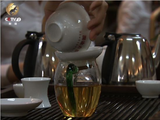 1997年开始，普洱茶傲然进入高端市场，并几度引发价格风暴