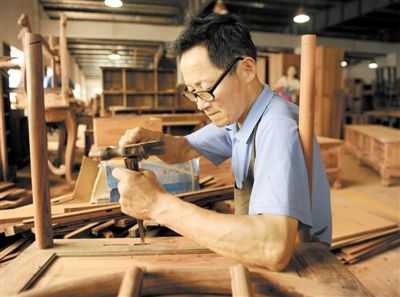 导致红木行业“用工难”的原因之一便是今年红木企业的增多。新京报记者 王远征 摄