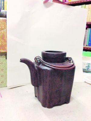 清·乾隆陈子畦款 　　四方倭角软提梁壶