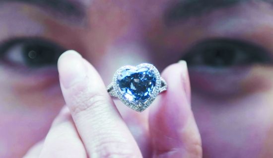 钻石因其珍贵稀有而受到不少人追捧。图为一颗估价为3800万至5500万港元的“5.01克拉彩钻戒指”。（资料图片）