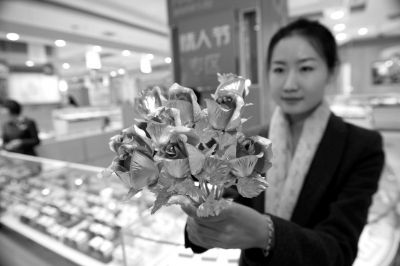 昨天，199元一枝的金箔玫瑰现身国华商场。京华时报记者蒲东峰摄