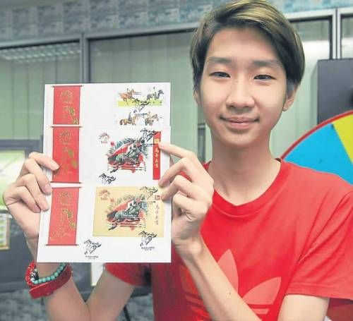 大马邮政公司推出的马年首日封也受到学生的欢迎， 图为邹宇杰拿着一套三款的首日封。