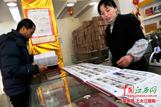 1月13日上午，一位集邮爱好者在南昌集邮市场选购三轮马票。（中国江西网讯记者邓小勇摄）