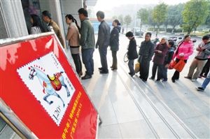 1月5日，集邮爱好者在广西玉林市邮政局排队购买马年生肖邮票。 新华社发