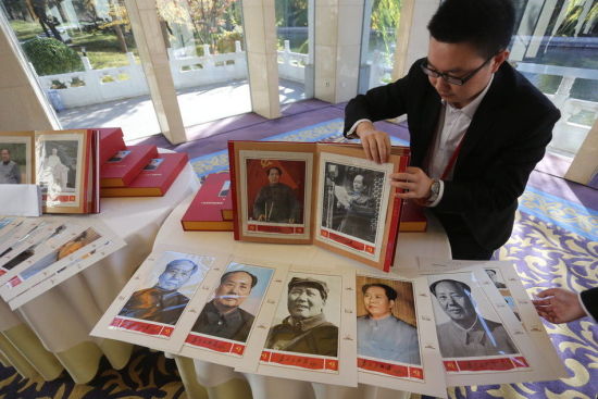 中国集邮总公司总经理刘燕明介绍，这套邮册立体化多层次展现毛泽东的伟人风采和后人的真挚追思。 图片来源于网络 新浪收藏配图