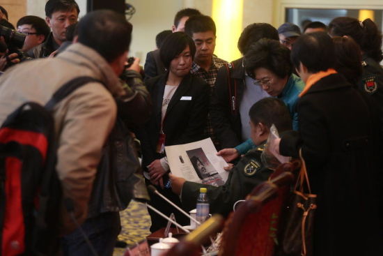 这套珍藏册的设计者马刚说，10枚毛泽东风采纪念封，在设计上采用了中国邮政1993年、2003年、2013年发行的三套纪念毛主席邮票原稿，汇集了著名美术家靳尚谊、高泉等人的油画作品，这些油画被收藏在国家博物馆。 图片? />
							　　这套珍藏册的设计者马刚说，10枚毛泽东风采纪念封，在设计上采用了中国邮政1993年、2003年、2013年发行的三套纪念毛主席邮票原稿，汇集了著名美术家靳尚谊、高泉等人的油画作品，这些油画被收藏在国家博物馆。 图片?/span>
					

<p>　　11月16日，中国集邮总公司发行《毛泽东同志诞生一百二十周年》邮票珍藏册。</p>

<p>　　该邮册由毛主席嫡孙毛新宇策划，收录了《毛泽东同志诞生一百二十周年》纪念邮票的5版大小整版票、7版毛主席标准像特殊版式个性化邮票、10版毛主席经典形象特殊版式个性化邮票、1版开国大典个性化小版票、1枚《毛泽东同志诞生一百二十周年》特别纪念封和10枚《主席风采——毛泽东同志诞生一百二十周年》纪念封。</p>

<p style=