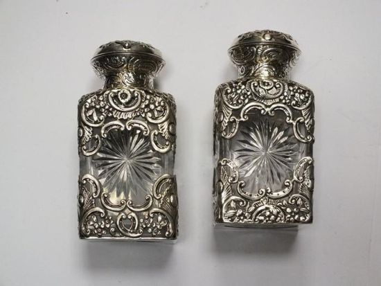 （1890年制镂空雕花银壳香水瓶一对，估价人民币12000元）