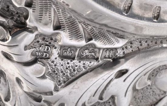 (1910年制银壶一对，估价人民币75000元，狮子、皇冠等标记清晰可见)