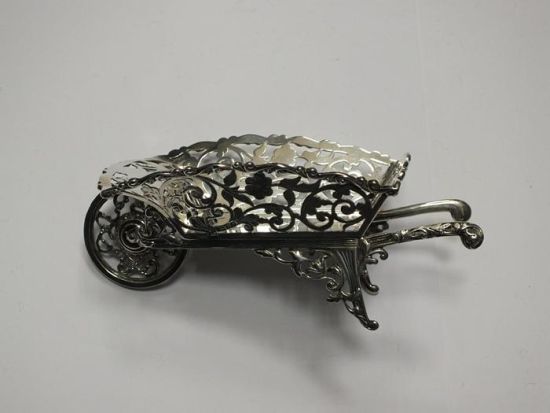 (1913年制银质独轮车，估价人民币9000元)
