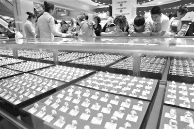 10月5日，顾客在许昌一家金店抢购黄金首饰。图/CFP