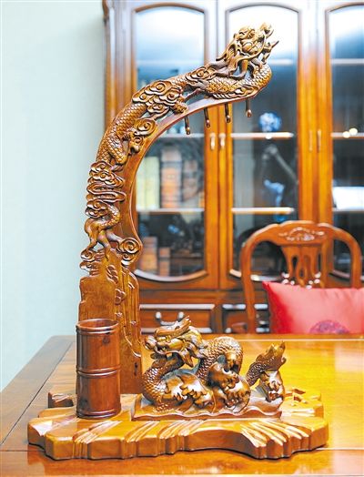 红木制品的爱好者造就了红木工艺品的市场繁荣。新京报记者 王远征 摄