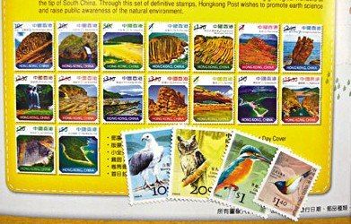 香港邮政将于明年7月推出以地质公园为主题的新邮票，取代现时使用的“候鸟”邮票（右下）。 </p>

<p>　　<strong>推广科学知识 爱护地球环境</strong></p>

<p>　　香港邮政将于下月加邮费，而现时以香港候鸟为题的2006年通用邮票亦会于明年“讲再见”，改以中国香港世界地质公园的大自然景致取代，计划于明年7月应市，但确实日期待定。香港邮政期望可借着此套通用邮票，向公众推广地球科学知识，加强市民爱护环境的意识。</p>

<p>　　香港邮政亦会发行另外10套特别邮票，包括深受邮票人士欢迎的马年生肖主题邮票、丝绸邮票小型张和“灵蛇骏马”金银邮票小型张；已故中国艺术家吴冠中经典作品，包括吴最重要的作品之一、现为香港艺术馆馆藏《双燕》、2002年访港时在尖沙咀即场绘画的《速写维港》等7幅画作，均将展现于邮票上。</p>

<p>　　香港邮政亦会发行第三套圣诞邮票，并有以中国恐龙、粤剧服饰、中国世界遗产丹霞、天气现象等为主题的特别邮票。香港邮政今天将详细讲解新邮票发行详情，并会介绍最新推出的积分奖赏计划。</p>

<p> </p>
<!-- publish_helper_end -->
                 

					<div class=