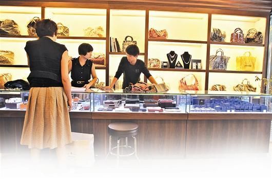 楚天都市报讯 图为：万松园路的一家二手奢侈品店规模堪比专柜 记者佟健国摄