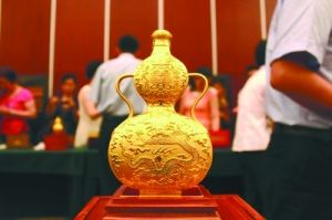 价值数十万元的金壶。武汉晚报图片