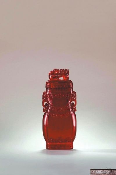 高21.5cm的“清中期琥珀雕狮钮寿字如意盖瓶”在2010年春拍以61.6万元成交。　　　　保利供图