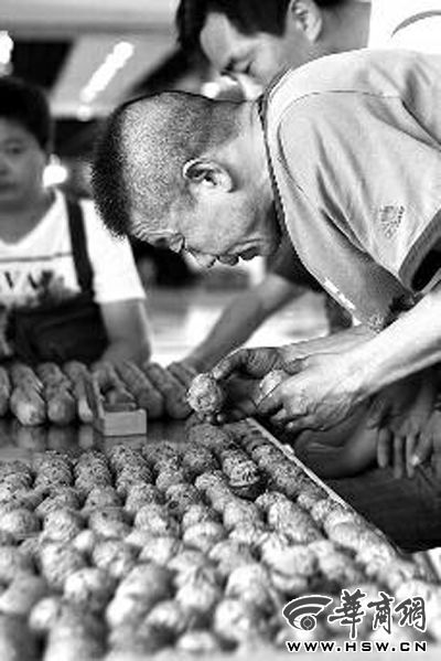 8月21日，大唐西市市场，有玩家委托经验丰富的卖家帮忙挑选青皮“碰运气”。本组图片由本报记者 闫文青 摄