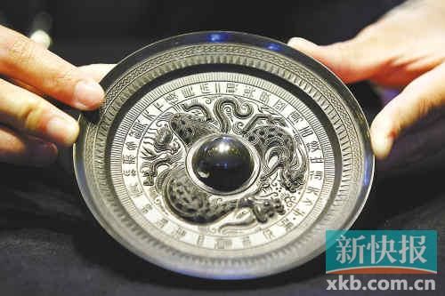 2012年5月30日，中国北京，北京保利拍卖的春拍上的元代铜镜。CFP供图