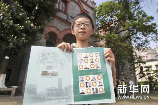 7月2日，一名小学生在张謇先生的故居濠南别业前展示张謇纪念邮票。新华网图片 许丛军 摄
