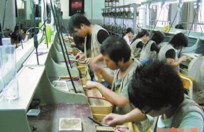 深圳水贝大大小小的珠宝加工厂1600多家。一位知情人士透露，很多商家打“比利时切工”“意大利工艺”的旗号，其实都是深圳造。