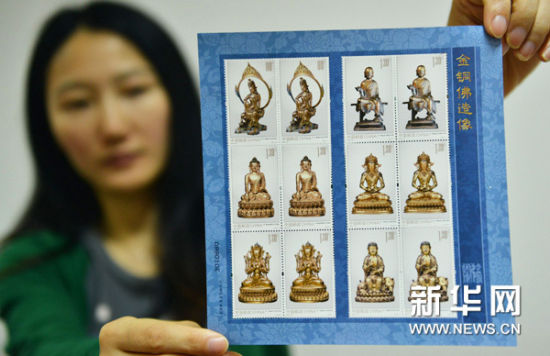 6月14日，浙江邮票公司的工作人员展示《金铜佛造像》特种邮票小版。新华网图片 龙巍