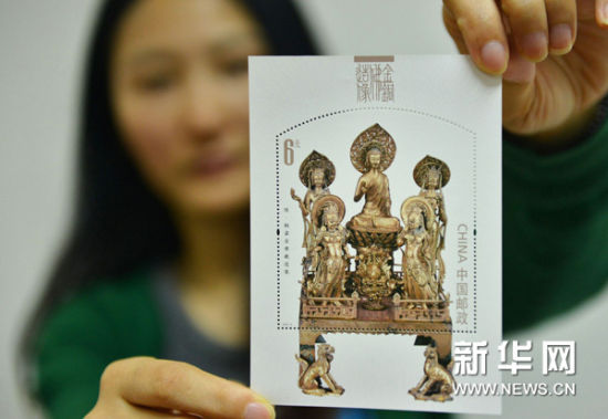 　6月14日，浙江邮票公司的工作人员展示《金铜佛造像》特种邮票小型张“隋·铜鎏金佛教造像”。新华网图片 龙巍