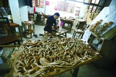 陈绍秋师傅在工作室制作潮州木雕。