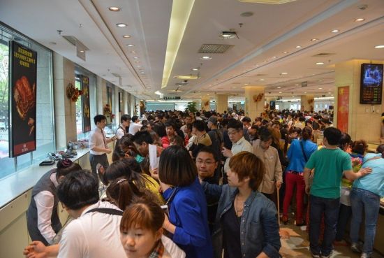 5月2日，北京，在菜百公司黄金饰品销售柜台购买黄金饰品的顾客络绎不绝。新华社记者 李鑫 摄