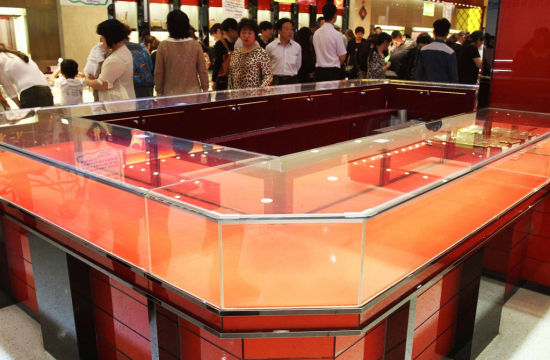 2013年5月5日，许昌一家黄金专卖店生意火爆黄金饰品卖断货。