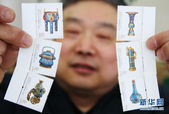 4月20日，江苏省苏州市邮政局集邮公司工作人员在展示即将发行的全套6枚《景泰蓝》特种邮票。