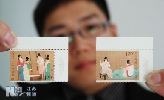 苏州邮政局工作人员正在展示即将发行的《捣练图》特种邮票